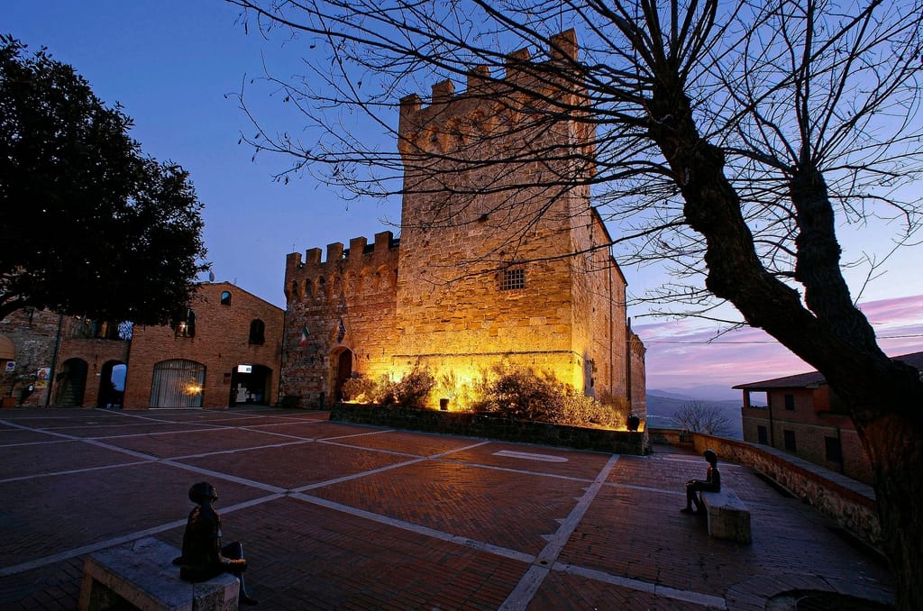 la rocca di Casole d'elsa in notturna